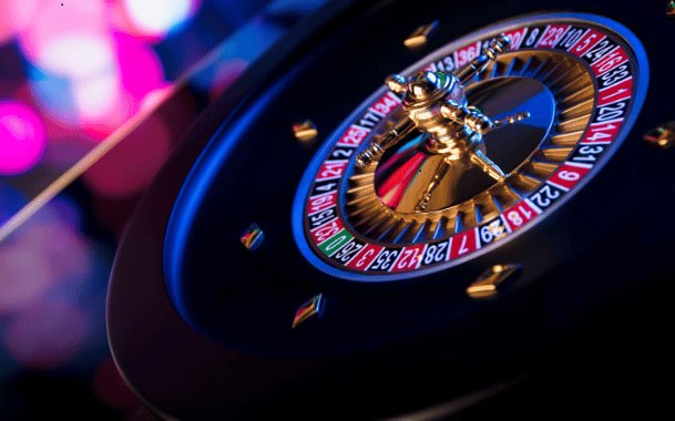 Interface tekan slot menampilkan tombol pilihan untuk hit, stand, double, dan split